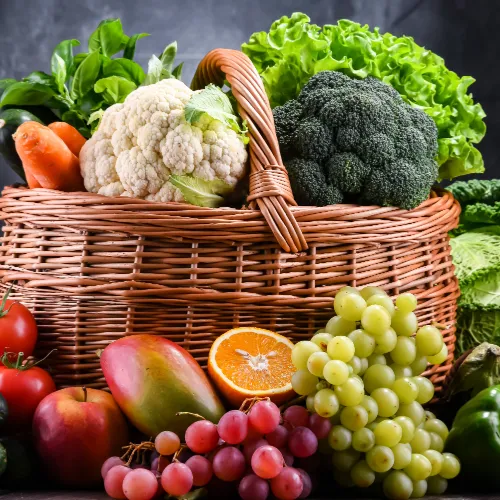 Canasta con una variedad de frutas y verduras
