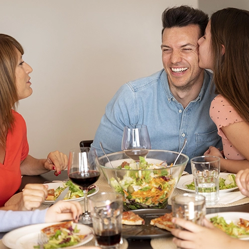 Familia disfrutando de una comida saludable juntos en la mesa.