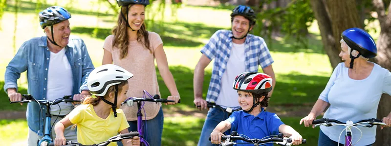activo en vacaciones Grupo de amigos andando en bicicleta por un parque