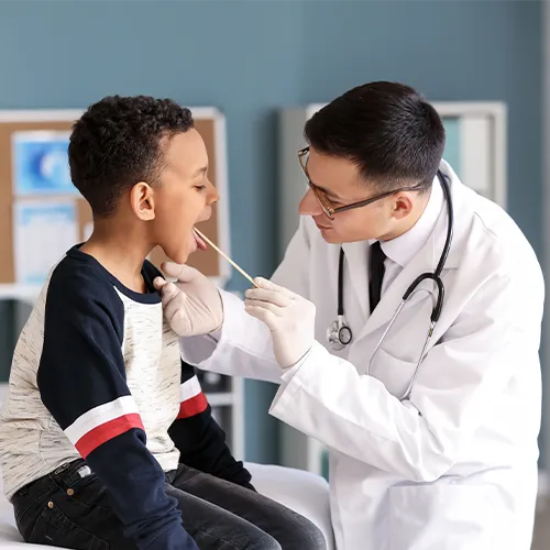 Médico revisando a un niño en una consulta médica