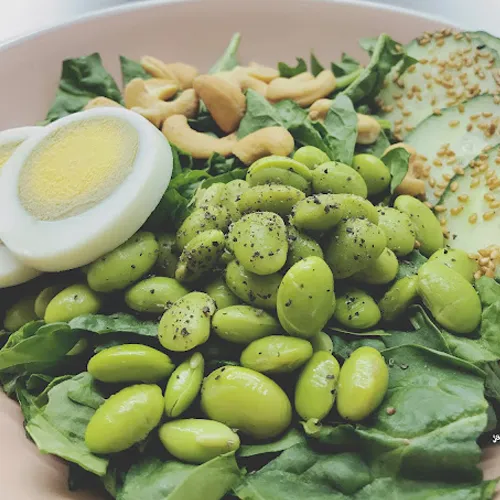 Huevos cocidos y edamame, snack proteico para controlar el hambre