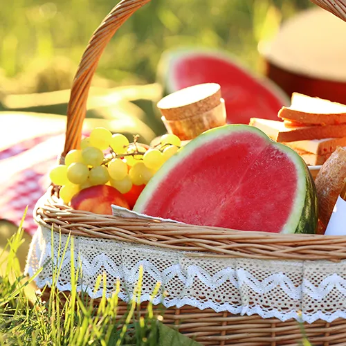 Ensaladas frescas y nutritivas en una mesa de picnic.