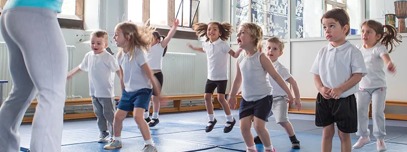 Niños participando en actividades deportivas en la escuela