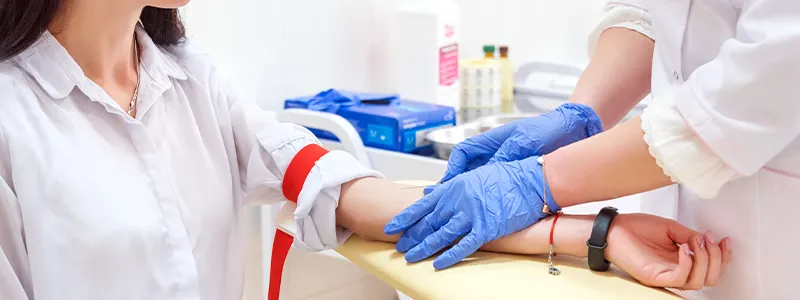 Extracción de sangre para la prueba QuantiFERON en la Clínica Dr. GoodPrice.