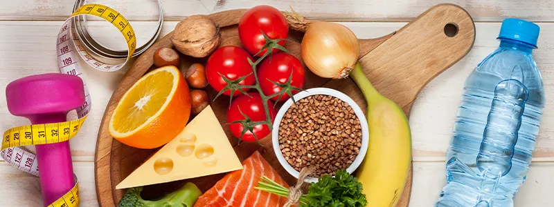 Plato equilibrado con frutas, verduras y proteínas magras.