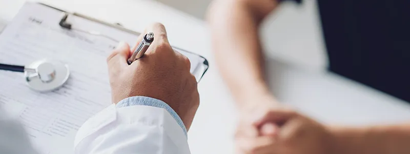 Paciente en una consulta médica para control de salud post tratamiento con semaglutida.