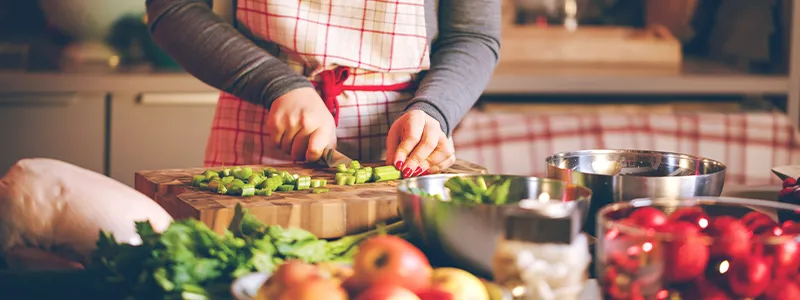 Platos navideños saludables con comida balanceada: verduras, proteínas y agua para cuidar la diabetes y la presión arterial