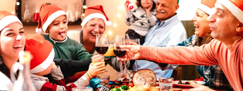 Familia disfrutando una cena navideña para reducir el estrés y fortalecer la conexión.