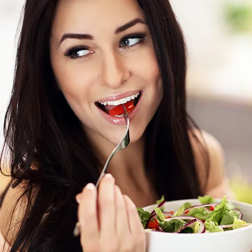 Preparing chicken and lentil salad rich in fiber